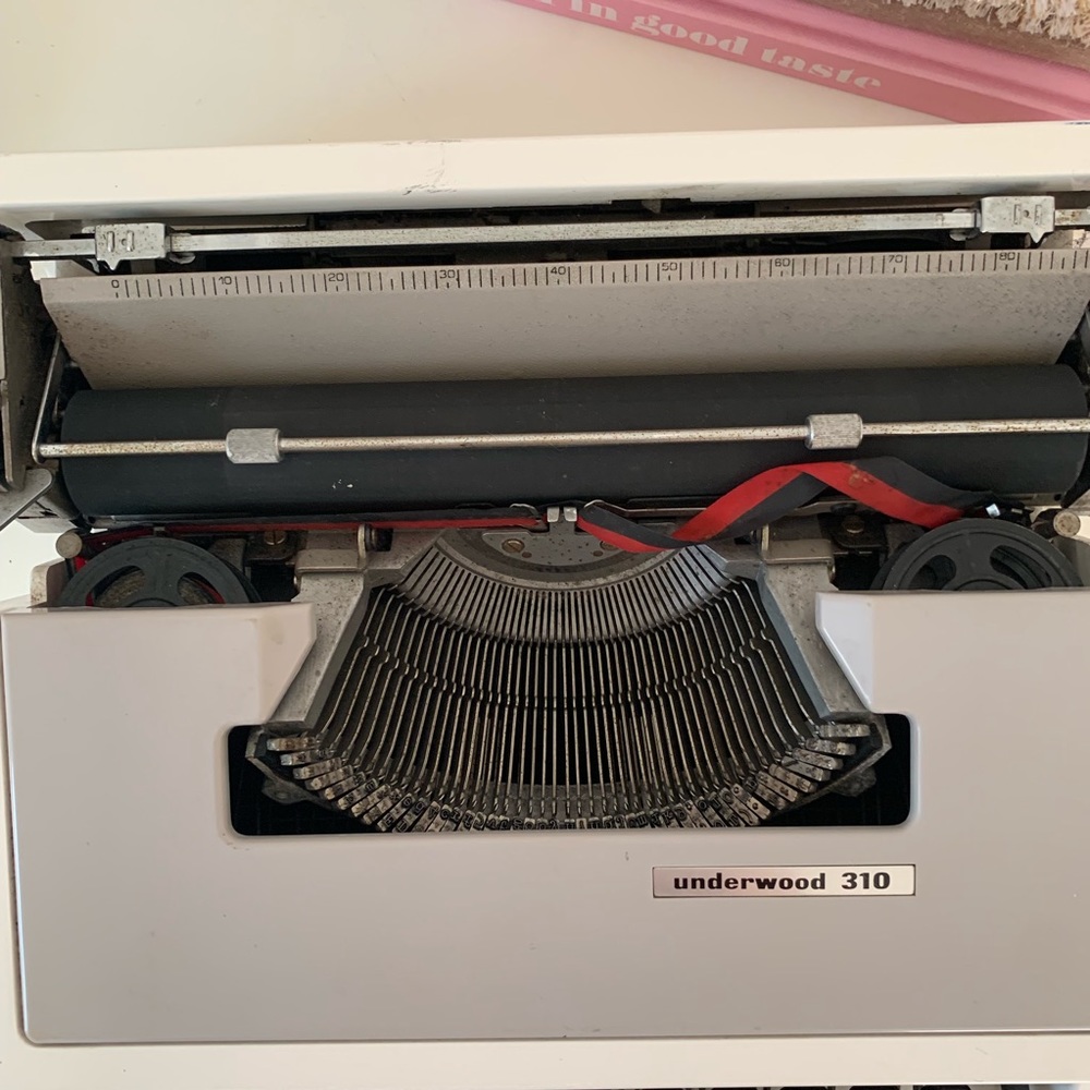 Vintage White Underwood 310 Typewriter - Picture 4 of 5